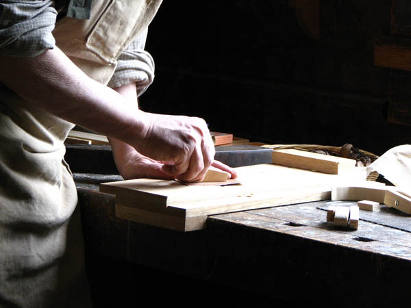 Nuestro equipo de profesionales cuenta  con muchos años de contrastada <strong>experiencia</strong> en el sector de la <strong>carpintería de madera en Valdecaballeros</strong>.